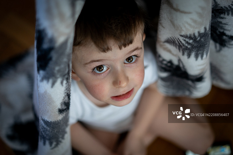 小男孩在家里玩帐篷图片素材