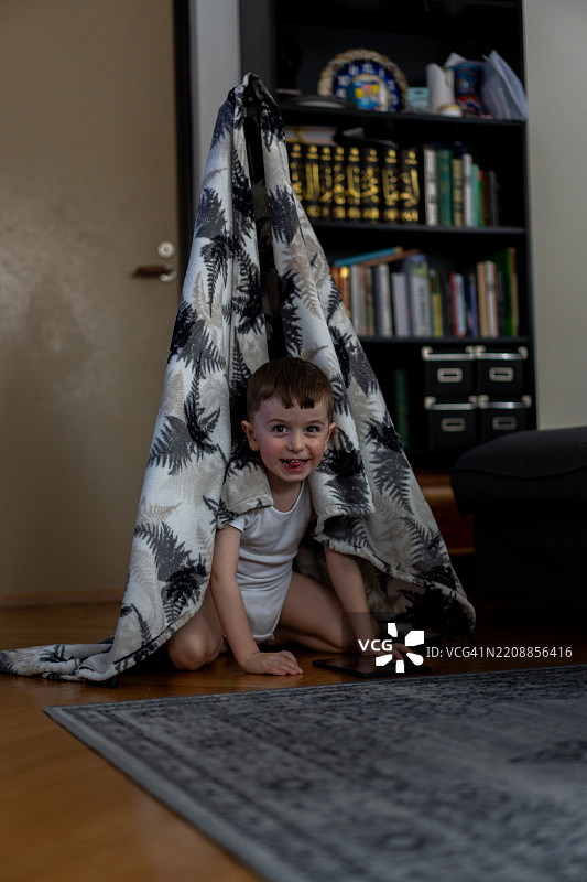 Little cute playful boy at home图片素材