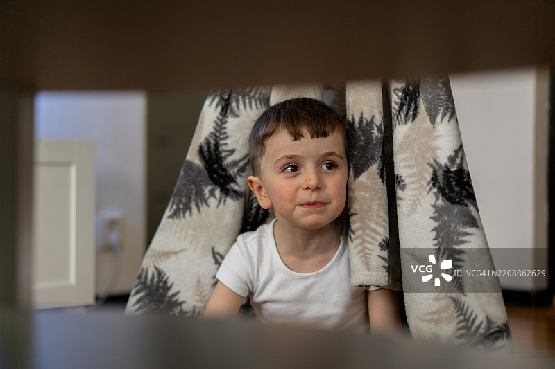 小男孩在家里玩帐篷图片素材