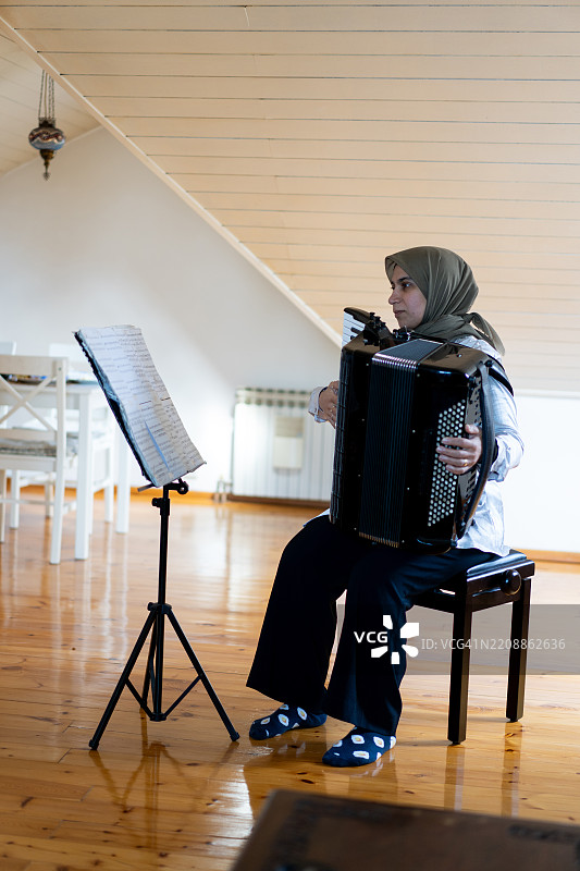 穆斯林女性演奏手风琴图片素材