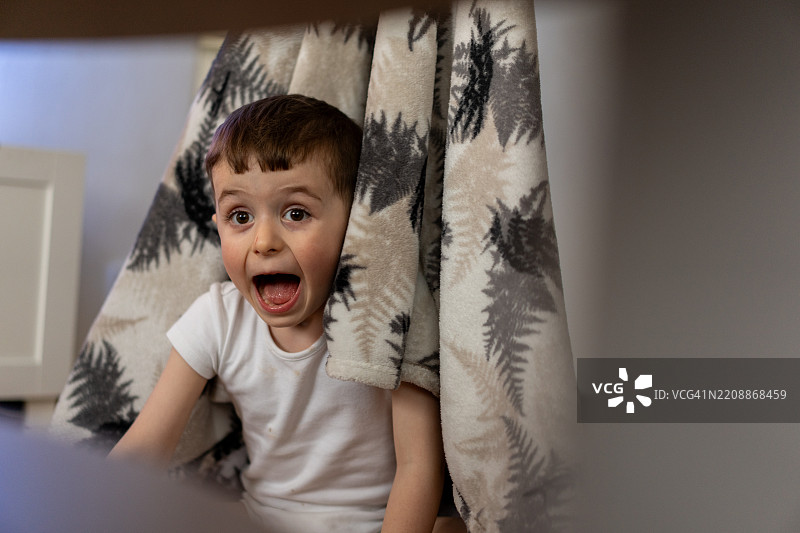 小男孩在家里玩帐篷图片素材