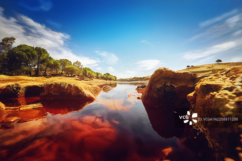 西班牙韦尔瓦的丁托河火星景观，带有长时间曝光效果。图片素材