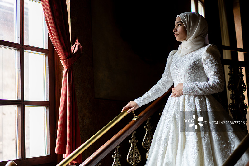古典风格室内独自一人的穆斯林新娘图片素材