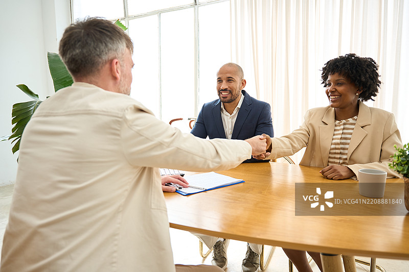 金融顾问与客户在成功会议后握手图片素材