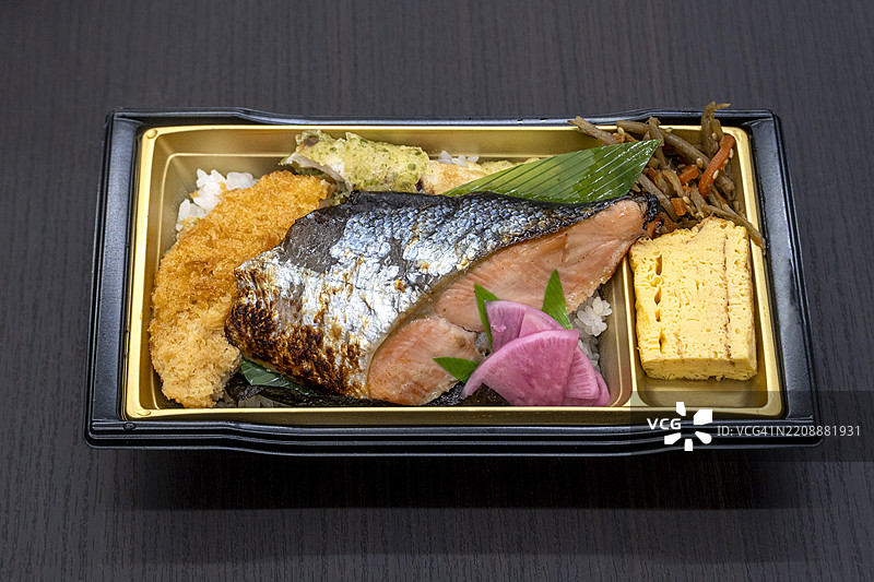 48小时腌制银鲑西京烧海苔便当图片素材