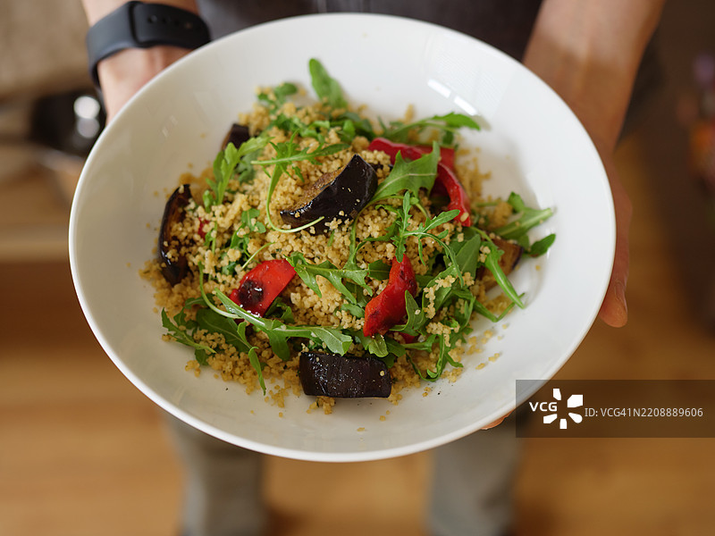 素食饮食的蒸粗麦粉、烤茄子和红椒沙拉图片素材