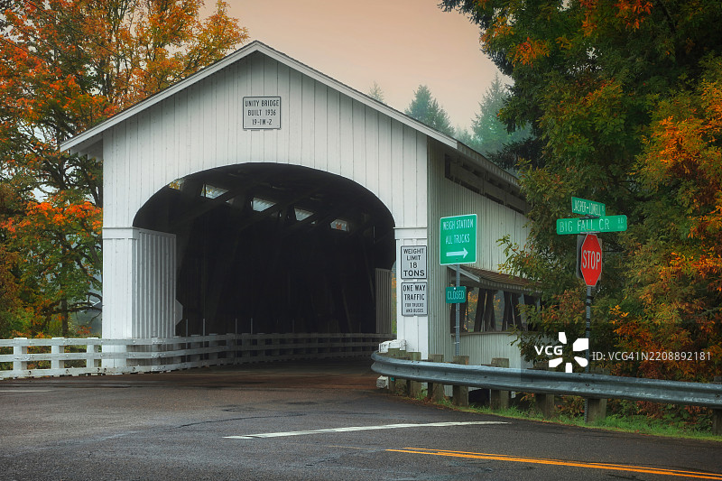 团结覆盖桥图片素材