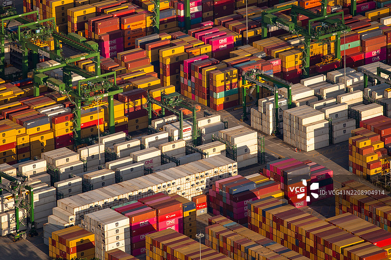 院子里的集装箱图片素材