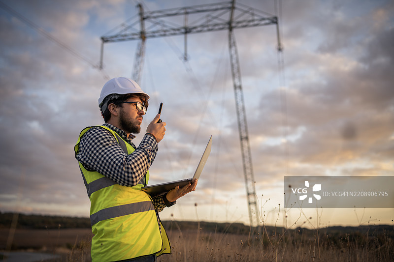 工程师在户外电力线路上工作，使用技术。图片素材