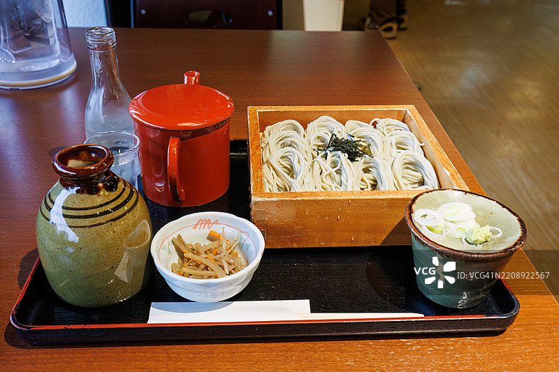 美味的“平蕎麦”（荞麦面）。这是一种用海藻“海苔”制作的美味荞麦面。它是新潟县鱼沼地区的特产。搭配新潟特产的冷酒。图片素材