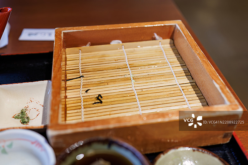 美味的“平蕎麦”（荞麦面）。这是一种用海藻“海苔”制作的美味荞麦面。它是新潟县鱼沼地区的特产。搭配新潟特产的冷酒。图片素材