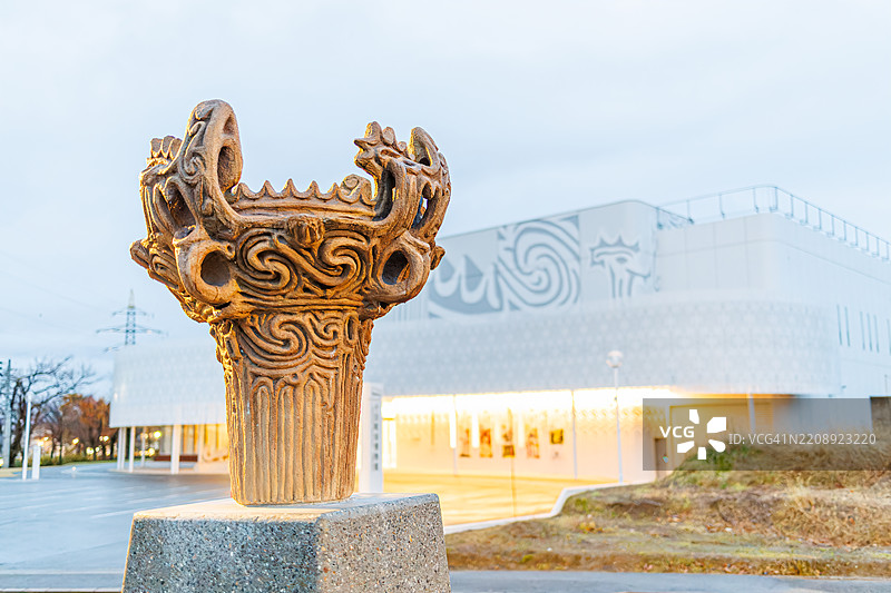 它基于约5000年前的绳文时代的火焰陶器，是一件国宝。图片素材