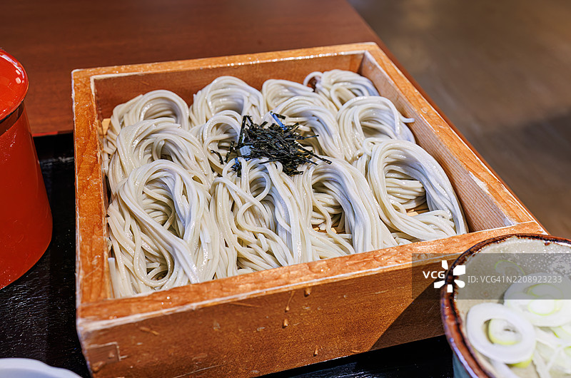 美味的“平蕎麦”(荞麦面)。这是一种用海藻“海苔”制作的美味荞麦面。它是新潟县鱼沼地区的特产。搭配新潟特产的冷酒。图片素材