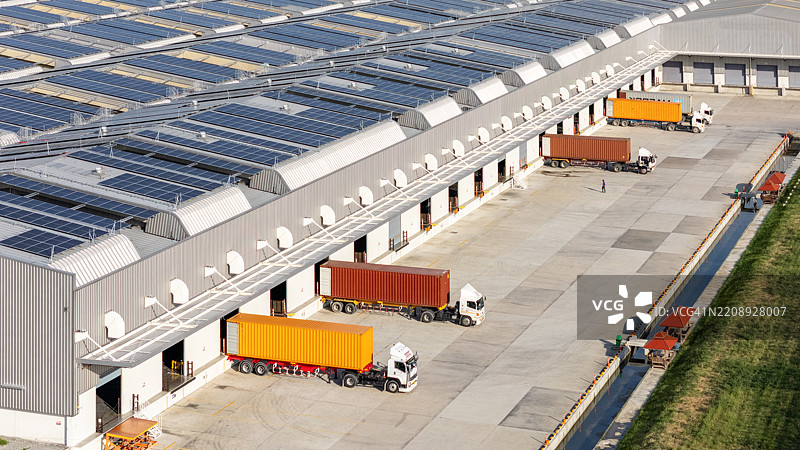 现代物流中心，屋顶上有卡车和太阳能电池板图片素材