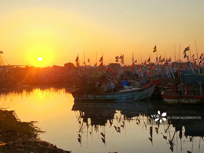 维拉瓦尔港的渔船图片素材
