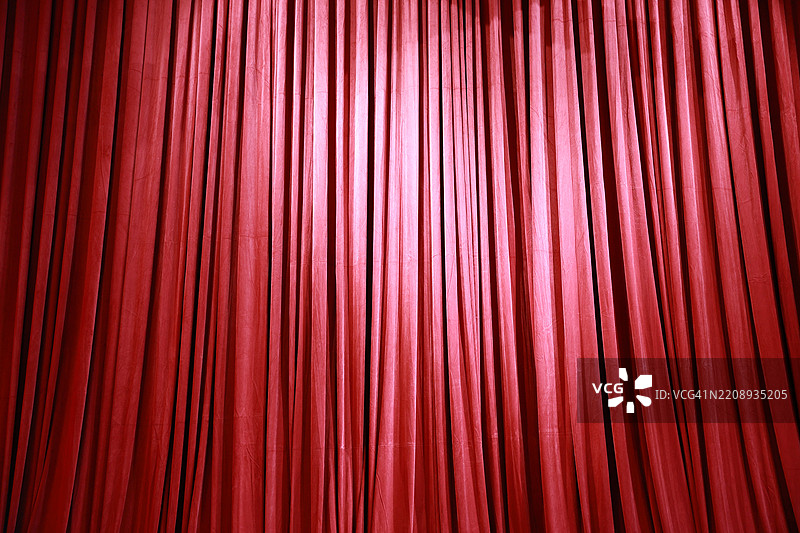舞台上的红色闭合窗帘图片素材
