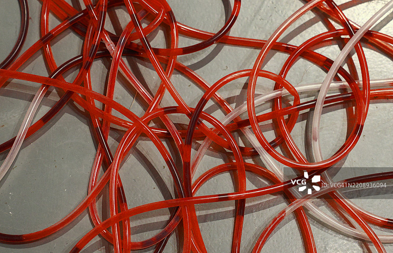 红色液体流过透明管道。图片素材