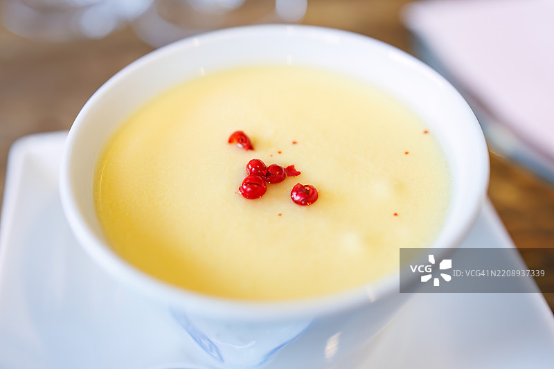 牡蛎茶碗蒸（蒸蛋羹）。图片素材