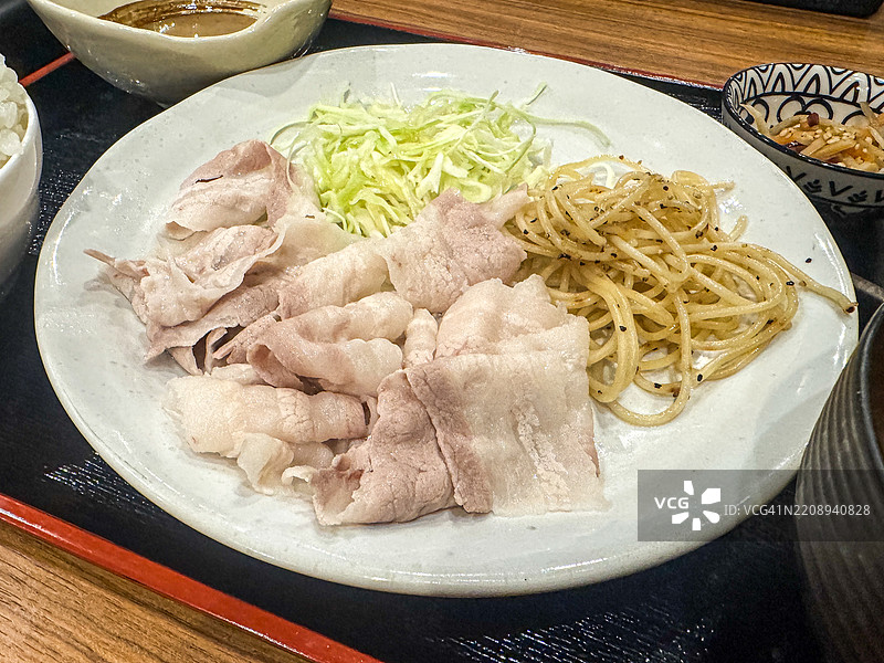 冷猪肉涮涮锅配西班牙栗子猪肉图片素材