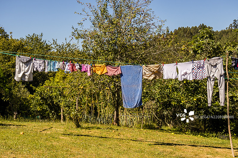 在花园里晾晒衣物图片素材