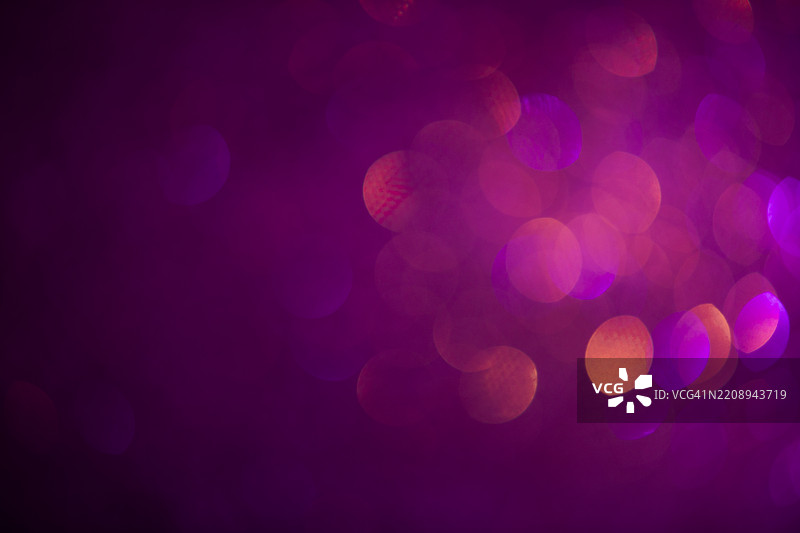 华丽的品红色闪光背景。虚化的粉色亮片光。华丽的红色闪光背景。图片素材