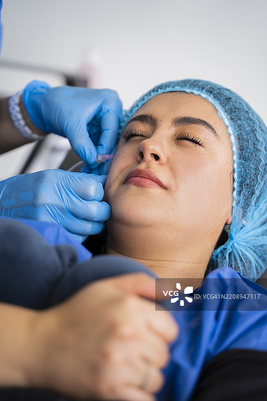 医生为患者注射肉毒杆菌图片素材