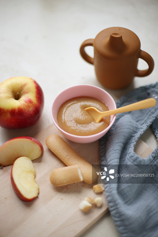 婴儿炖水果的特写镜头图片素材