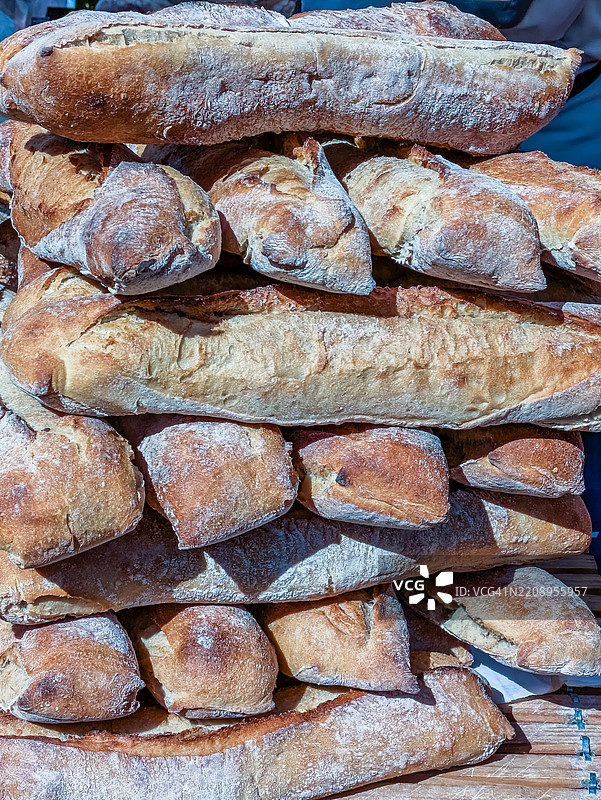 当地市场上新鲜有机面包的堆叠图片素材