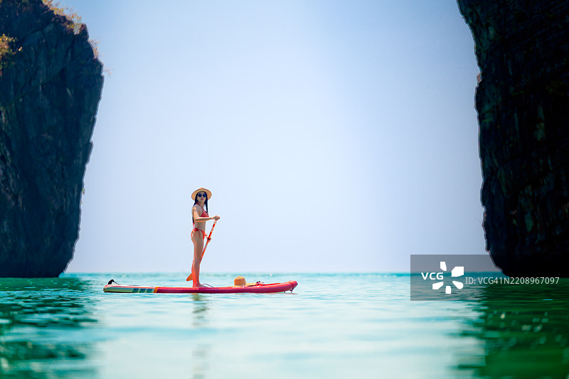 在泻湖划桨图片素材