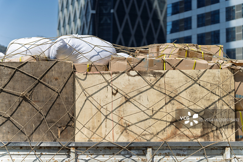 阳光下的城市货物图片素材