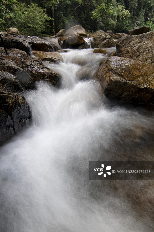 森林中的瀑布美景 - 股票照片图片素材
