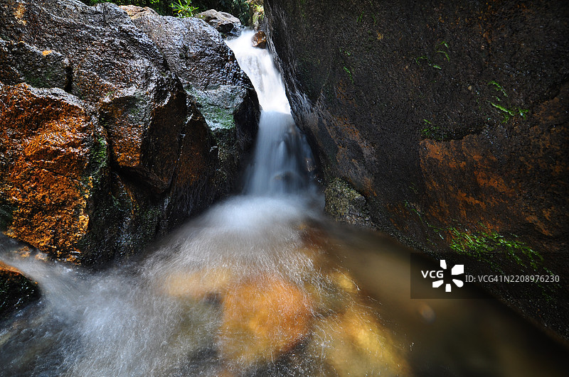 森林中的瀑布美景 - 股票照片图片素材