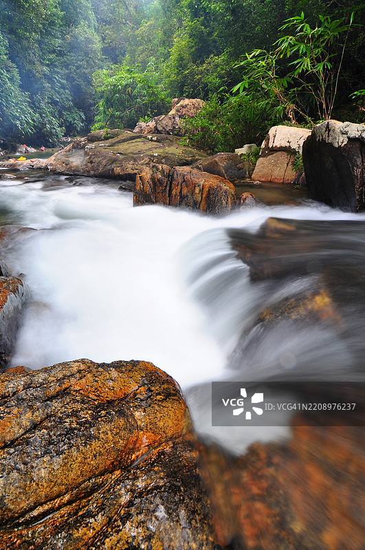 森林中的瀑布美景 - 股票照片图片素材