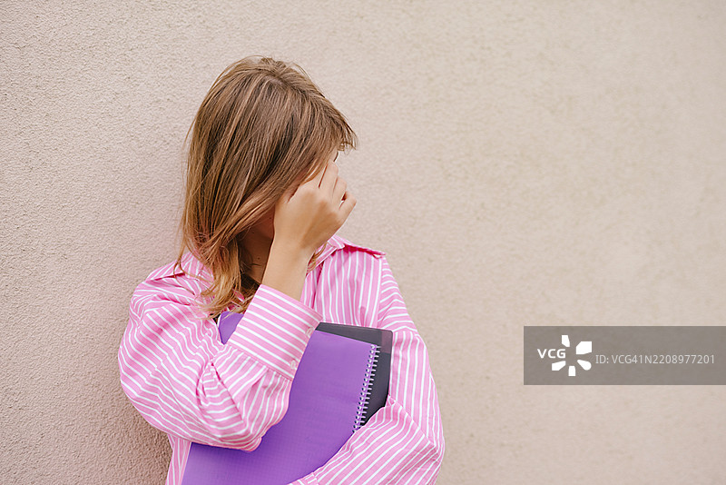 青少年的心理健康。放学后情绪低落的青少年。青春期的问题。图片素材