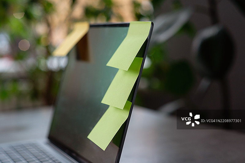笔记本电脑上的便签待办事项列表图片素材