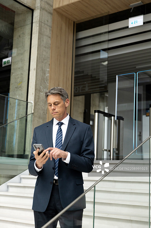 高管商人在办公室使用手机图片素材
