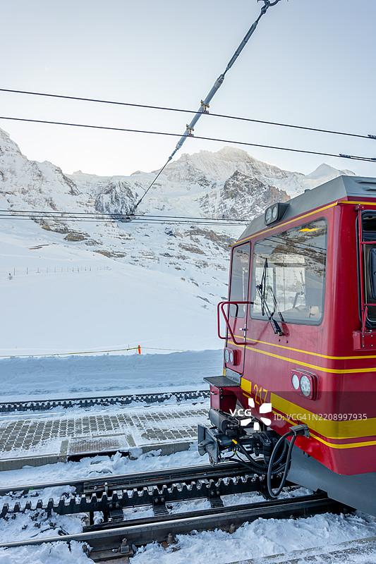 在小雪山的雪白阳光冬日中，海拔2061米的火车站，搭乘荣弗劳铁路齿轮列车和山脉。图片素材