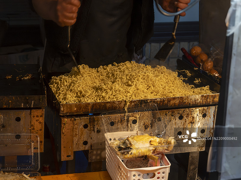 Ōokagawa河花见2025夜市美食：铁板烧炒面烹饪图片素材