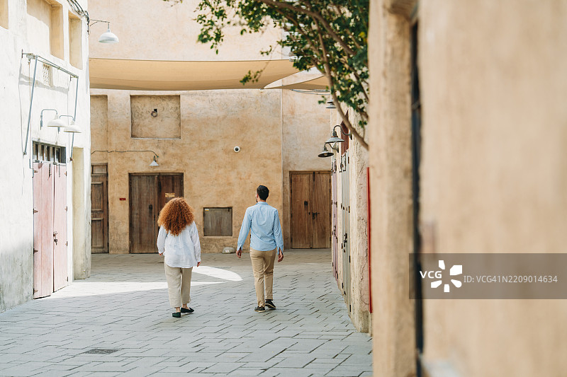 游客在迪拜的阿尔法希迪历史街区散步图片素材