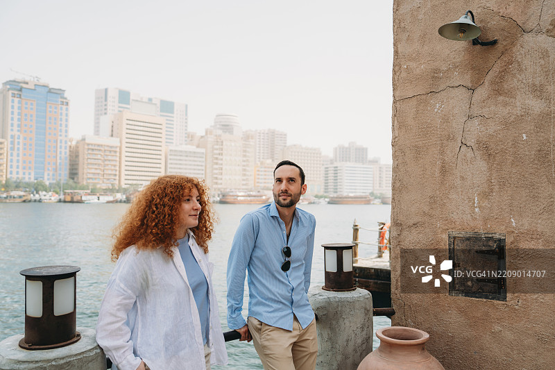 游客们在旧迪拜欣赏迪拜溪的美景图片素材