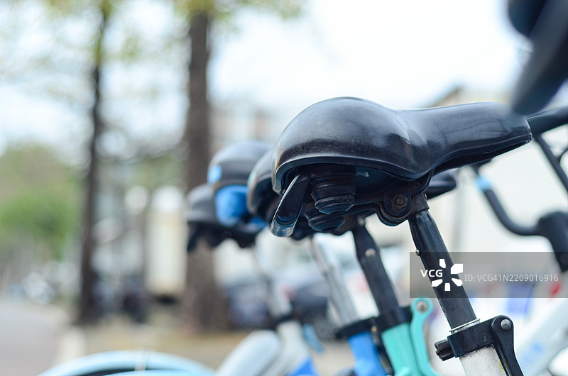 共享单车座椅的特写。中国共享单车热潮的图表。图片素材