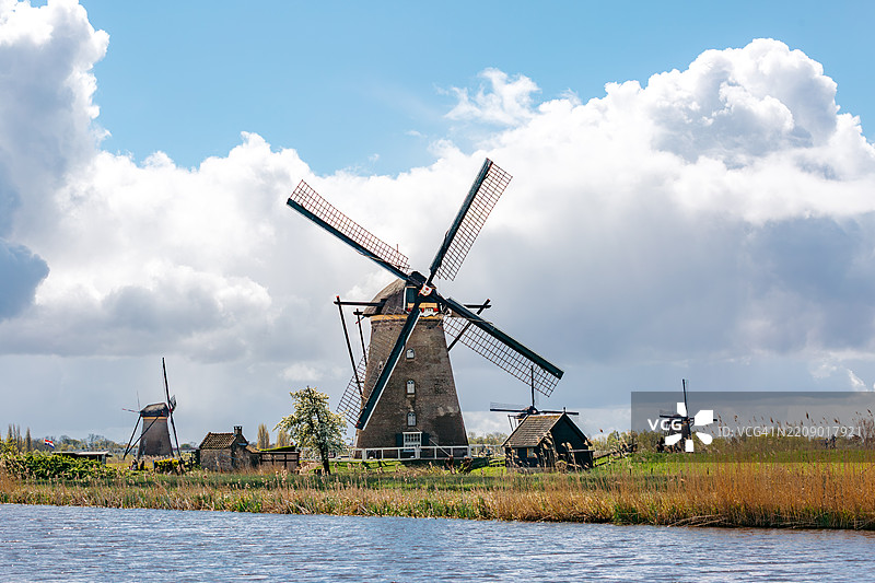 基尔德代克的风车高耸入云，保护着荷兰的文化遗产并管理水位。图片素材