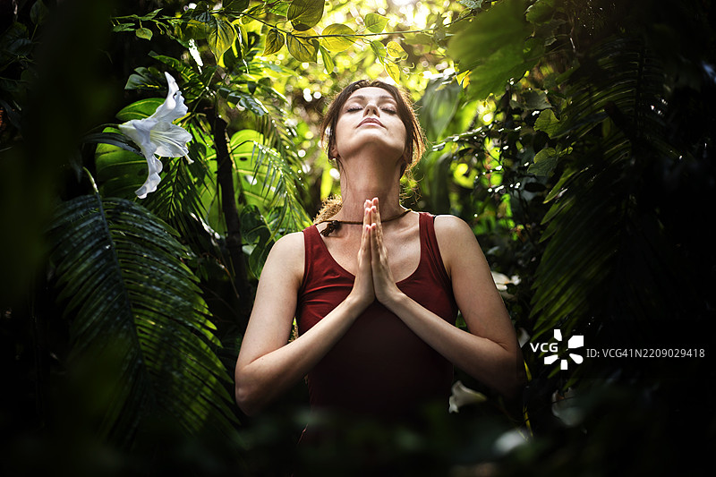 年轻女性在户外冥想图片素材