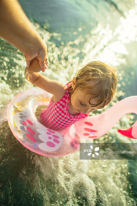 家庭享受海滩假期图片素材