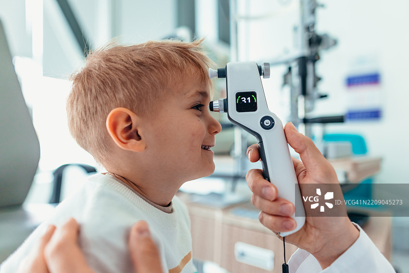 现代医疗诊所中年轻男孩的眼科检查图片素材