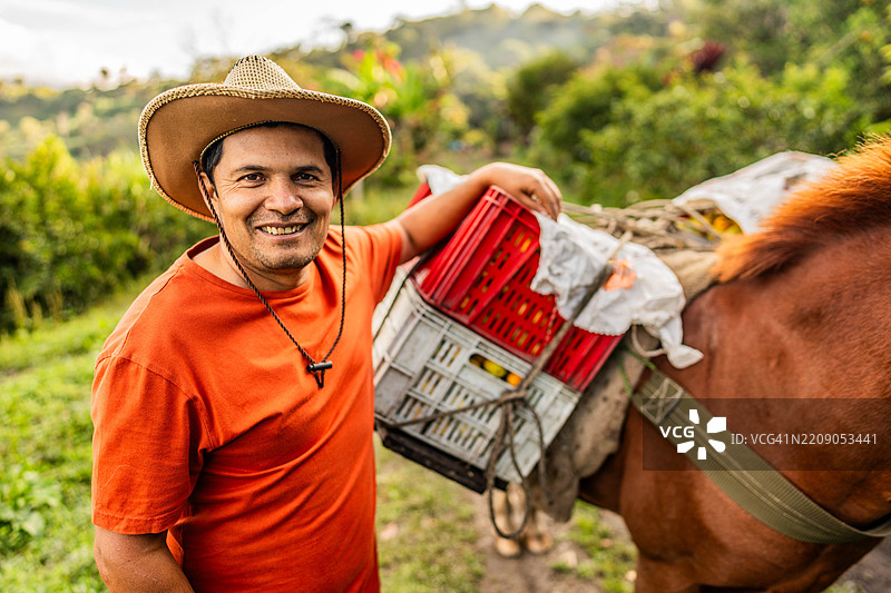 成熟农民在农场工作的肖像图片素材