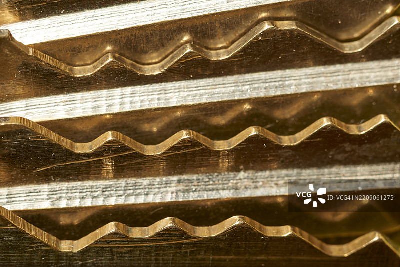 黄铜齿轮齿轮精确啮合，展现机械同步和复杂的工业工艺，体现优雅的工程动态图片素材