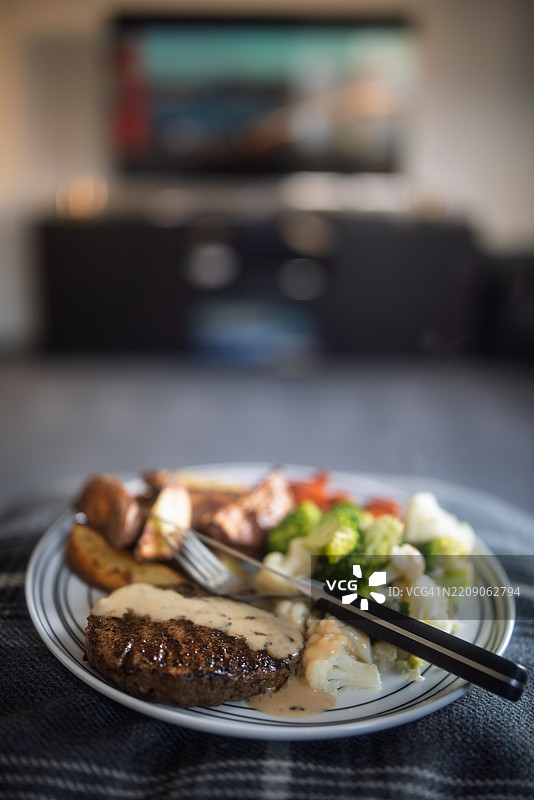 电视前的牛排晚餐图片素材