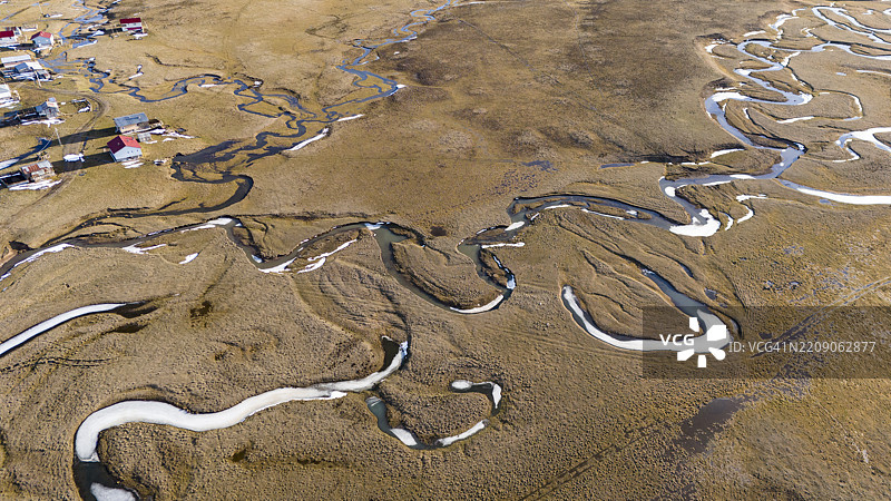 来自自然的画笔：蜿蜒水流的静谧舞蹈图片素材