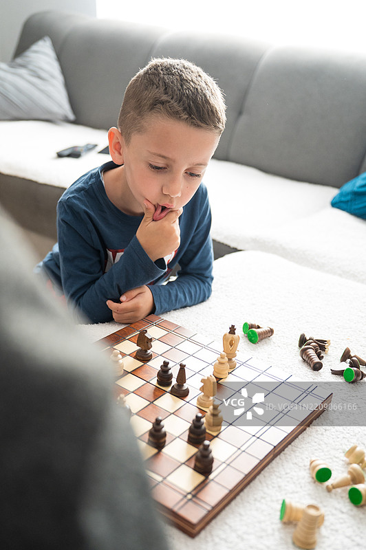 祖父和孙子在家下棋图片素材